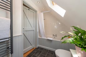 Flossy Brook - The shared bathroom, between Bedrooms 4 and 5