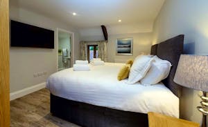 Kinghsay Barton - Bedroom 3 (Broadstone) sleeps 2 and has an en suite shower room