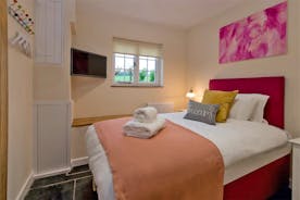 Pinklet - Bedroom 6: A double room on the ground floor