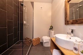 Court Farm - Bedroom 5 in The Cow Byre has an  en suite shower room