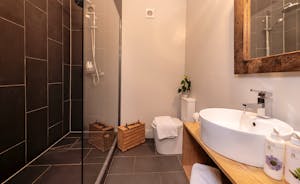 Court Farm - Bedroom 5 in The Cow Byre has an  en suite shower room