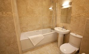 Crowcombe - En suite bathroom for Bedroom 3