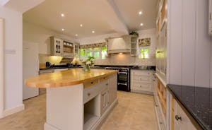 Garden Court - The kitchen is bright and fresh, and well equipped for large groups