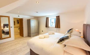 The Granary - Bedroom 5: An en suite shower room and your choice of a superking or twin beds
