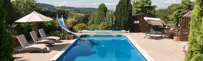 Holiday House for 10 With Outdoor Pool and Hot Tub