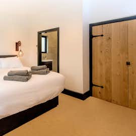 Hares Barton - Bedroom 7 is an access friendly room that can have a super king or twin beds Hares Barton - Bedroom 7 is an access friendly room that can have a super king or twin beds