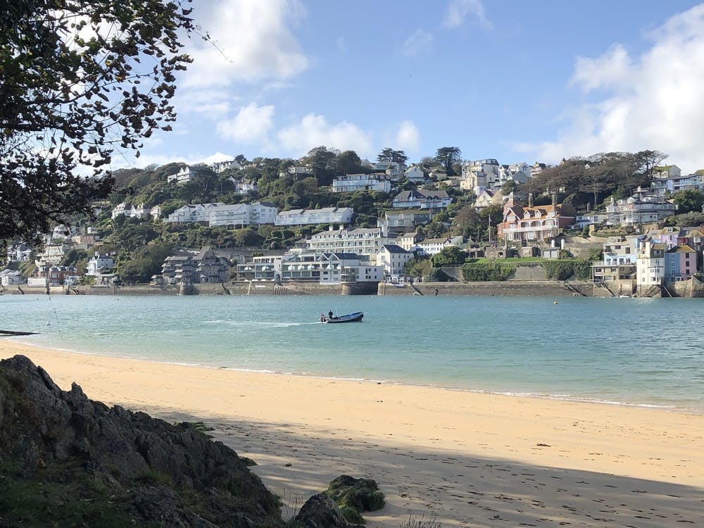 A quiet, yet stunning, beach in Salcombe near a collection of houses