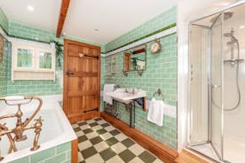 Dancing Hill - Heritage styling in the family bathroom