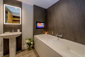 Kingshay Barton - Bedroom 6 (Moultons) also has the luxury of an en suite bathroom