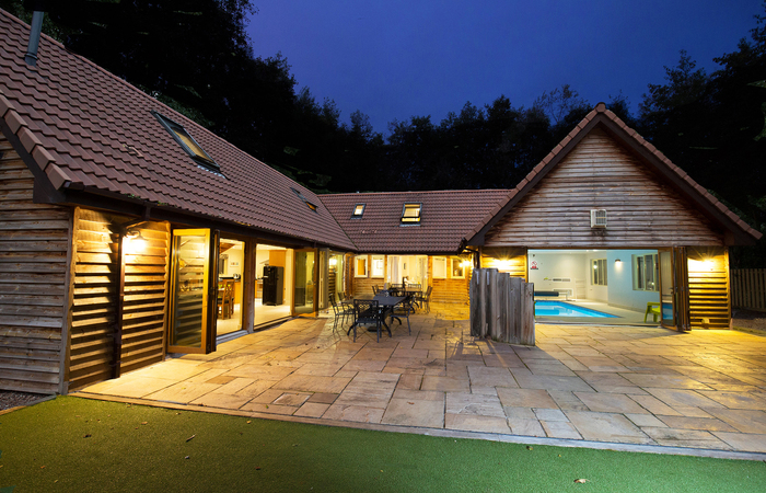 luxury Somerset lodge with 6 en suite bedrooms, indoor pool, children's play equipment perfect for celebrations