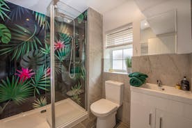 Dawdledown - The funky shower room in the annexe
