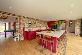 Zippity - A swish contemporary kitchen with all you need to create a feast for all