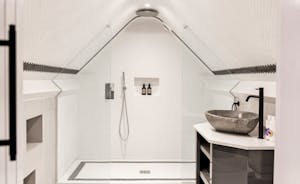 Duxhams: Bedroom 8 has its own shower room