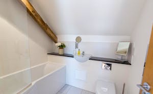 Pipits Retreat, Stonehayes Farm - Bedroom 2 has an en suite bathroom with a P-bath and an overhead shower
