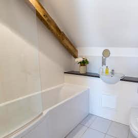 Pipits Retreat, Stonehayes Farm - Bedroom 2 has an en suite bathroom with a P-bath and an overhead shower Pipits Retreat, Stonehayes Farm - Bedroom 2 has an en suite bathroom with a P-bath and an overhead shower