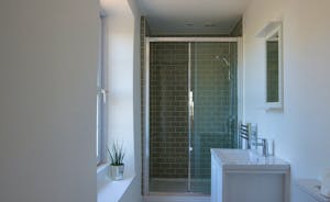 The Plough - Bedroom 5 has a crisp and modern en suite shower room
