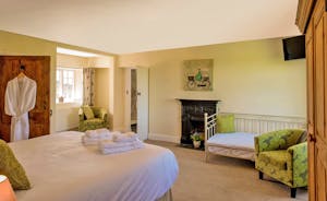 Pound Farm - Bedrooms 1: Superking or twin, plus room for an extra guest bed (charged)
