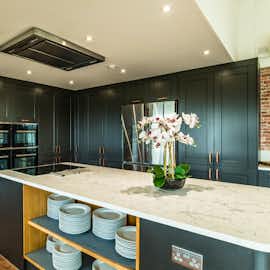 Six ovens and three warming drawers! Catering for large groups has never been easier. Six ovens and three warming drawers! Catering for large groups has never been easier.