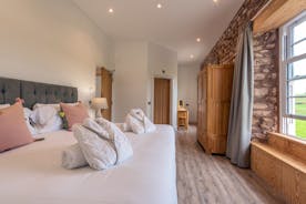 Inwood Farmhouse - Bedroom 2 (Great Meadow) - Zip and link beds, an en suite shower room and country views