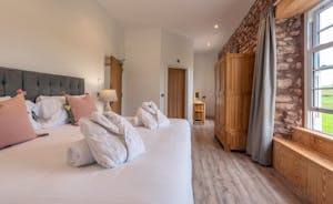 Inwood Farmhouse - Bedroom 2 (Great Meadow) - Zip and link beds, an en suite shower room and country views