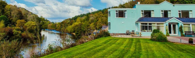 Big Group Getaways – Airbnb’s Near London That Sleep 20+