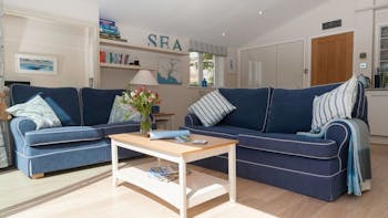 Comfortable living room with a sea-like atmosphere in 5 Hazeldene