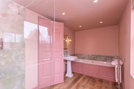 Wonham House - The ensuite bathroom for Bedroom 2  