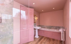 Wonham House - The ensuite bathroom for Bedroom 2  