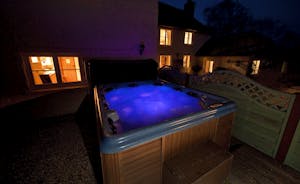 Halse Water House - Sit back in the hot tub and gaze at a night sky twinkling with stars. With room for 8!