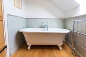 House On The Hill - An elegant roll top bath in the en-suite for Bedroom 6