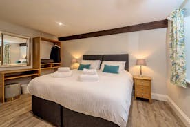 Kingshay Barton - Bedroom 9 (St Ryan) sleeps 2 and has an en suite shower room