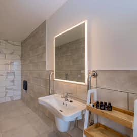 Bathroom 1 - Robin  Bathroom 1 - Robin