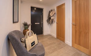 Toms Place - Step into a spacious entrance hall