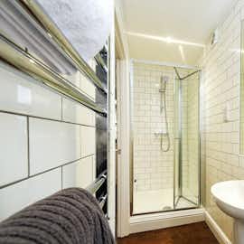 Hunky-Dory - Bedroom 4 has an ensuite shower room Hunky-Dory - Bedroom 4 has an ensuite shower room