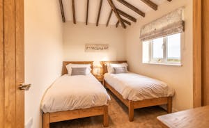 The Cowshed - Twin bedroom