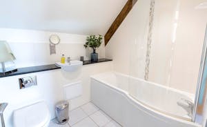 Wagtail Corner, Stonehayes Farm: Bathrooms are chic and modern