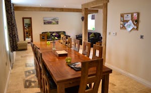 Peaks Grange - The living and dining area can seat up to 16 guests