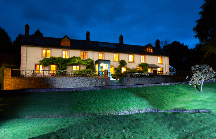 Dog friendly house for large groups in Somerset, sleeps up to 16 with hot tub and stunning view