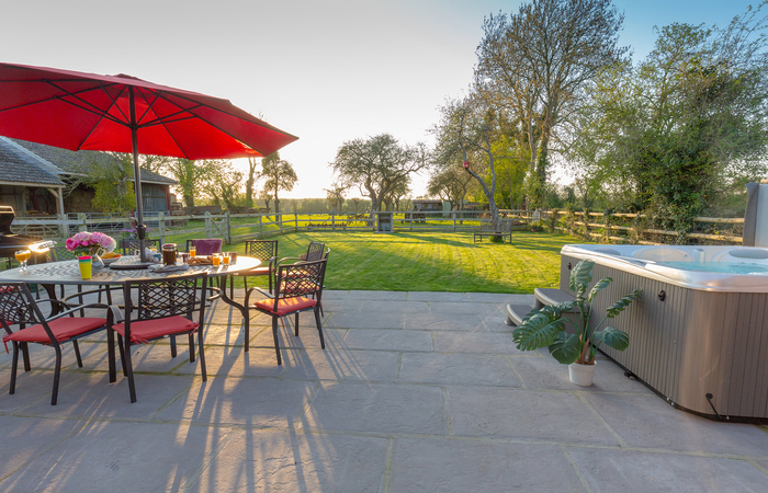 Somerset holiday home sleeps 12 in 6 bedrooms with hot tub and games room