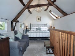 Shillings Cottage European King Bed