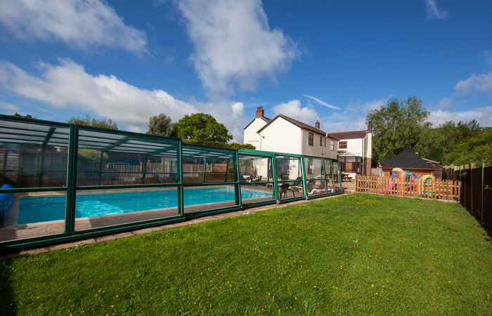 holiday home in Gloucestershire sleeping 18 in 8 bedrooms with indoor pool, games room and bbq lodge