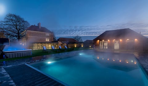 'Hesdin Hall' - in Wiltshire - Large Group Accommodation