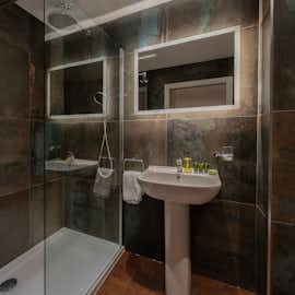 Churchill 20 - Bedroom 2 has an ensuite shower room Churchill 20 - Bedroom 2 has an ensuite shower room