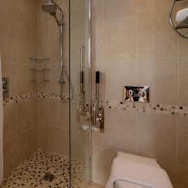 Herons Bank - Bedroom 1 has an en suite shower room Herons Bank - Bedroom 1 has an en suite shower room