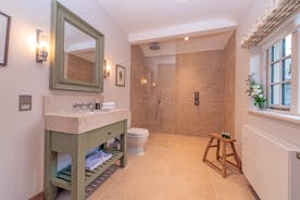 Perys Hill - The Cottage: Bedroom 1 has an ensuite shower room