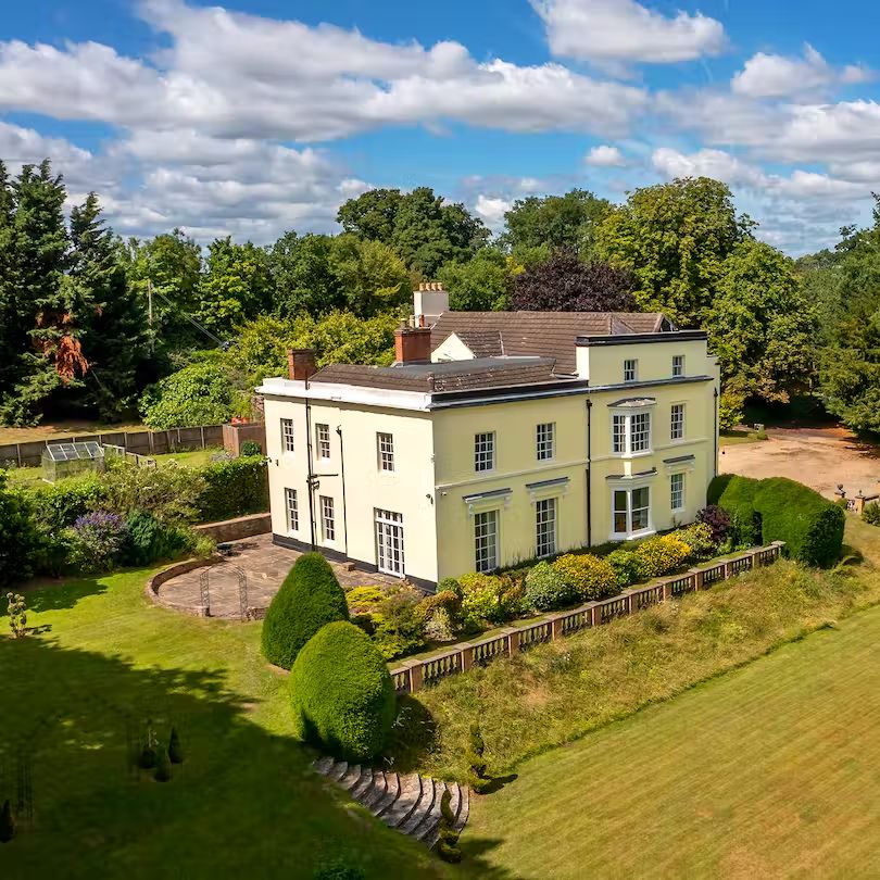 '🌿 Big House Breaks: Airbnb's Near London That Sleep 20+' - Holiday Ideas