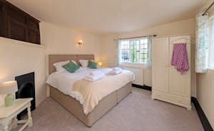 Luntley Court: Bedroom 4 has 2 interconnecting rooms, each sleeping 2