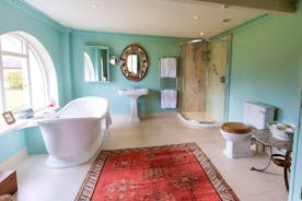 House On The Hill - A gorgeous en suite bathroom for Bedroom 1. Oh, that mirror!