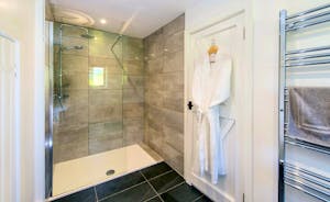 Pound Farm - Bedroom 8: A generously sized shower room as well!