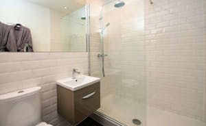 Pitmaston House - The ensuite shower room for Bedroom 8
